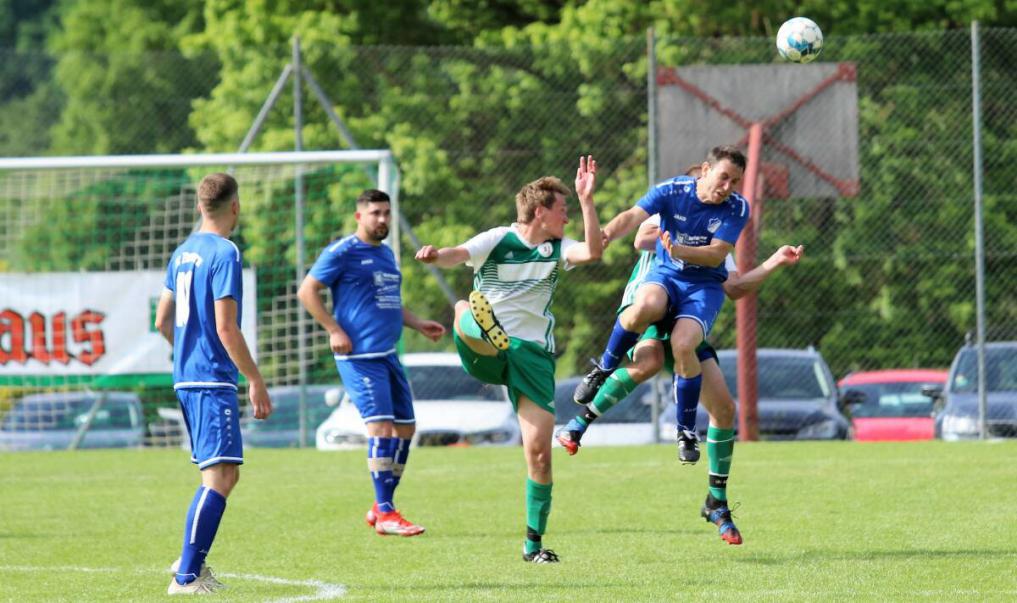 Mit 2:1 setzte sich Rippberg/Wettersdorf-Glashofen (grün) gegen den FC Zimmern (blau) durch und schnappte dem FC damit die Tabellenführung weg. Foto: Klaus Narloch