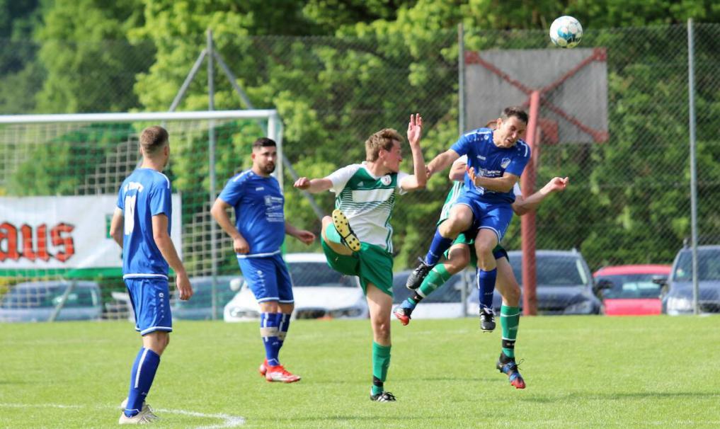 Im Fernduell um die Meisterschaft kämpfen der FC Zimmern (blau) und die SpG Rippberg/Wettersdorf-Glashofen (grün) gegeneinander. Foto: Klaus Narloch