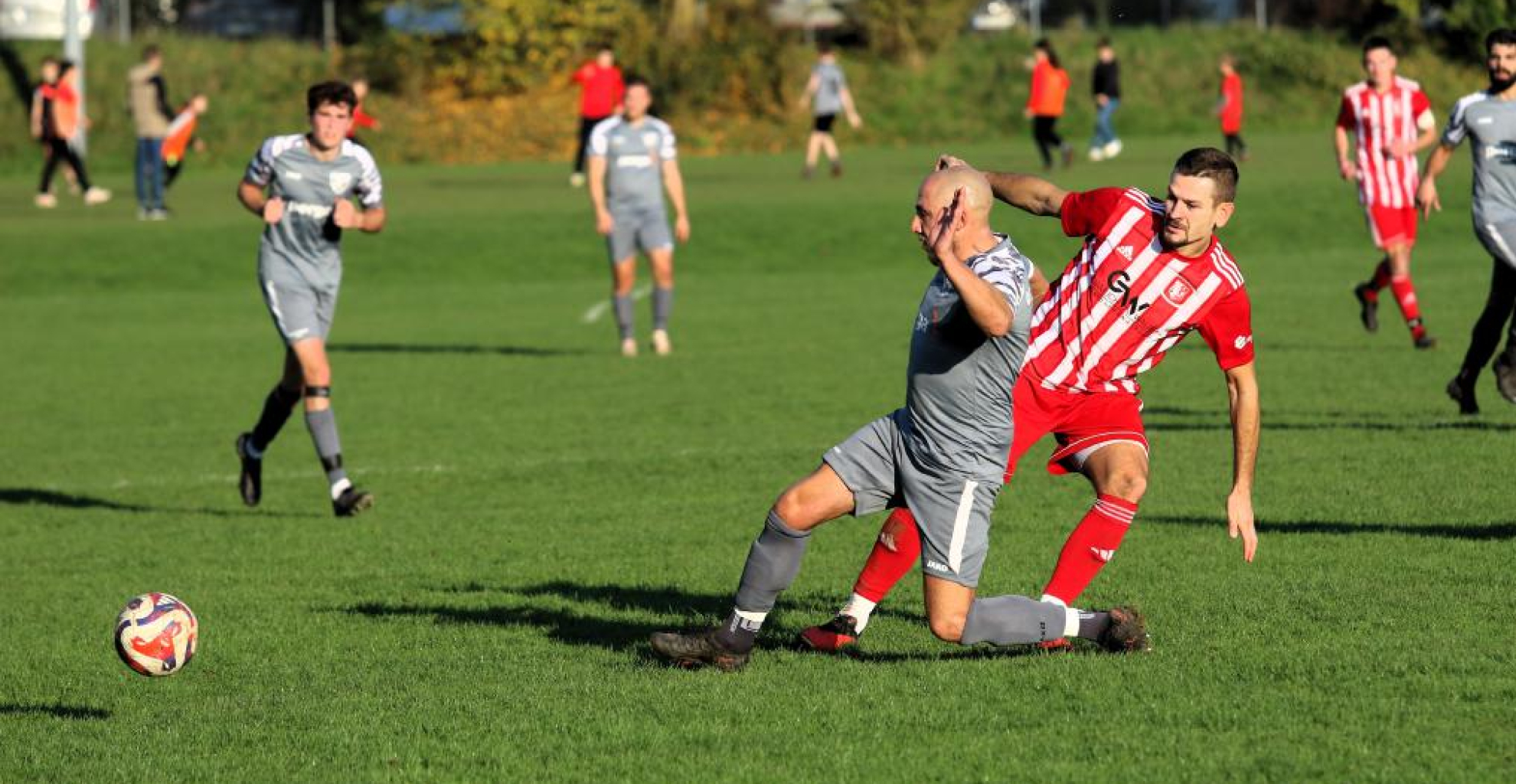 Die SpG Altheim/Hettingen (grau) hatte den VfB Sennfeld (rot) zumindest am Rande einer Punkteteilung. Am Ende allerdings entschieden zwei späte Tore des VfB die Partie doch noch zu Gunsten des Spitzenreiters. Foto: Klaus Narloch